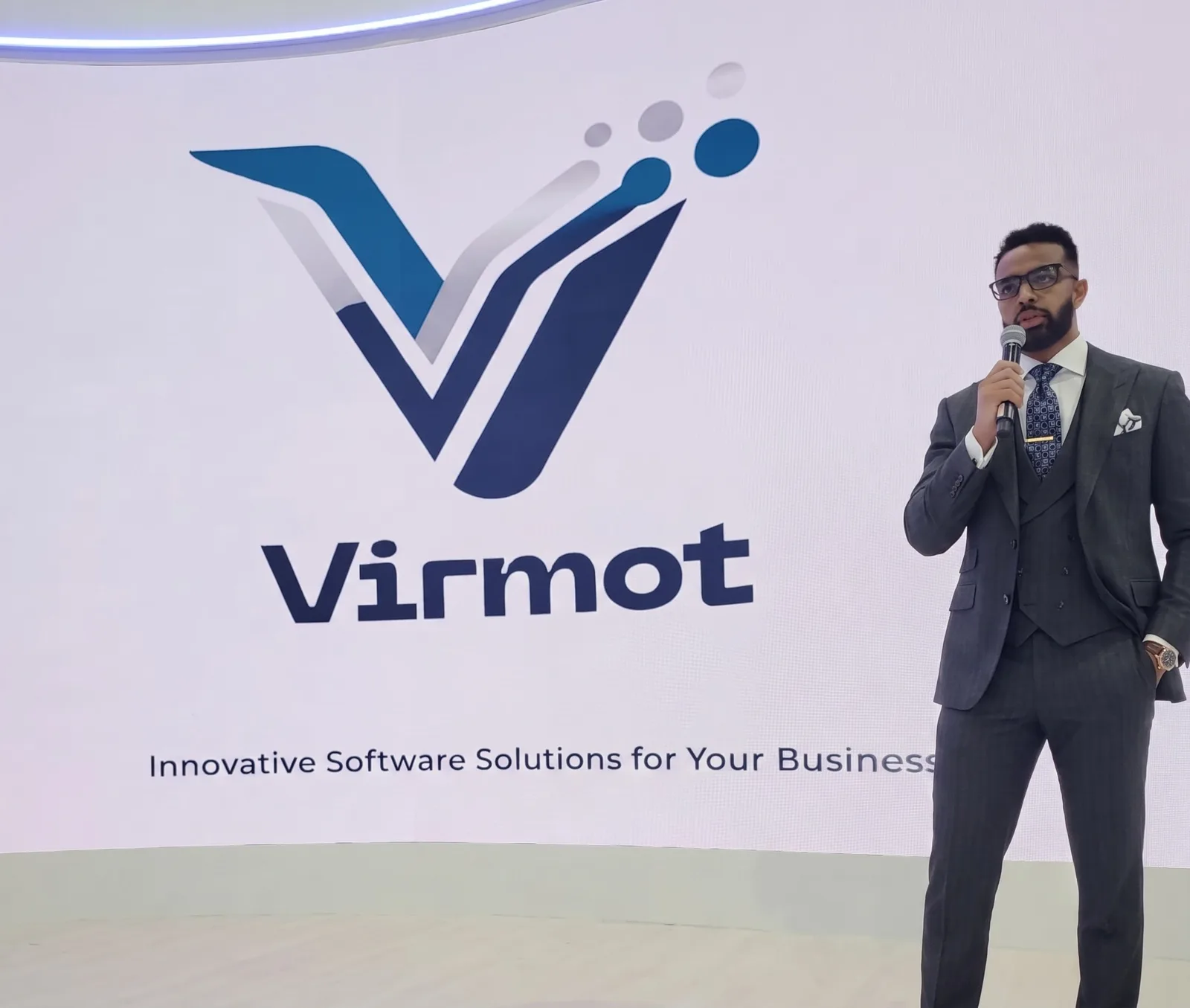 Virmot founder presenting the company on stage